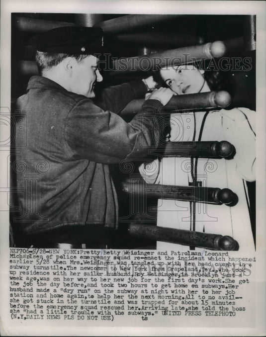1953 Press Photo Betty Weisinger & Patrolman Leonard Michaelsen reenact incident - Historic Images