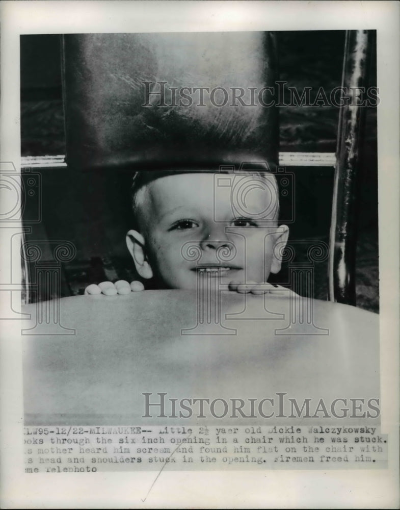 1950 Press Photo Dickie Walczyskowsky looks through chair which he was stuck - Historic Images