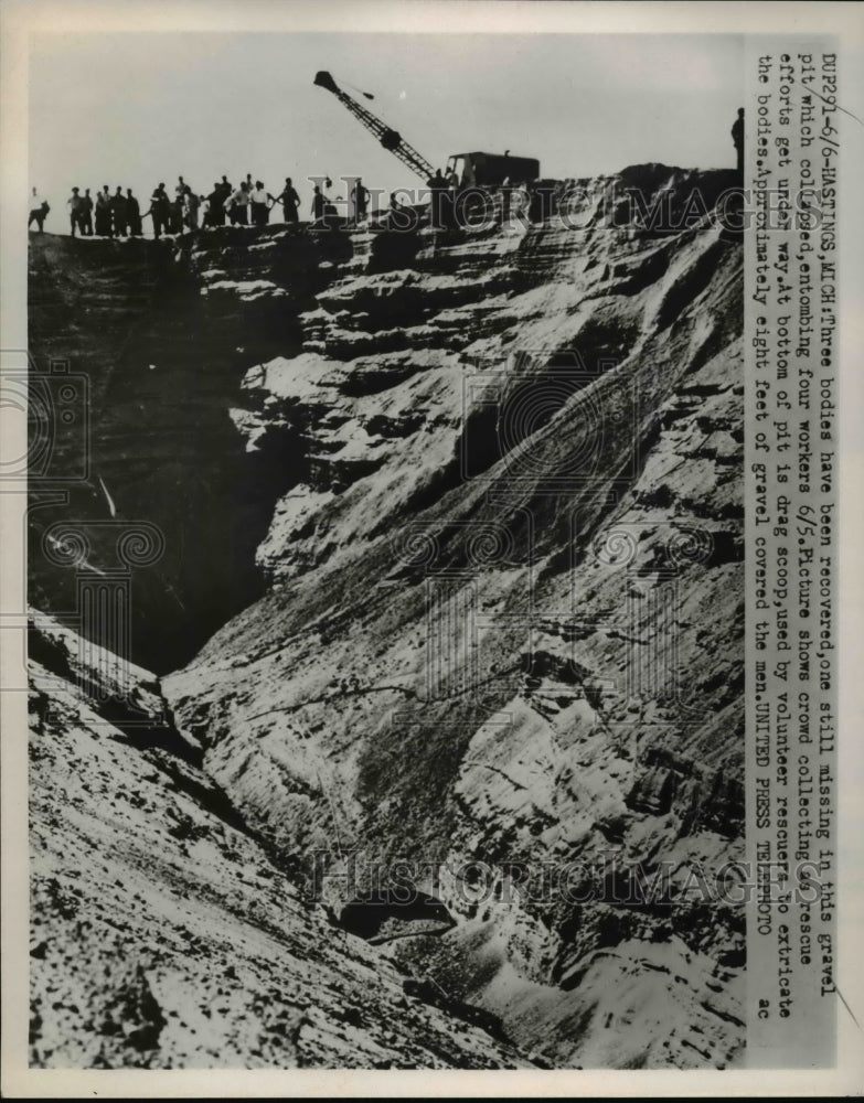 1952 Press Photo Three bodies recovered in gravel pit which collapsed - Historic Images