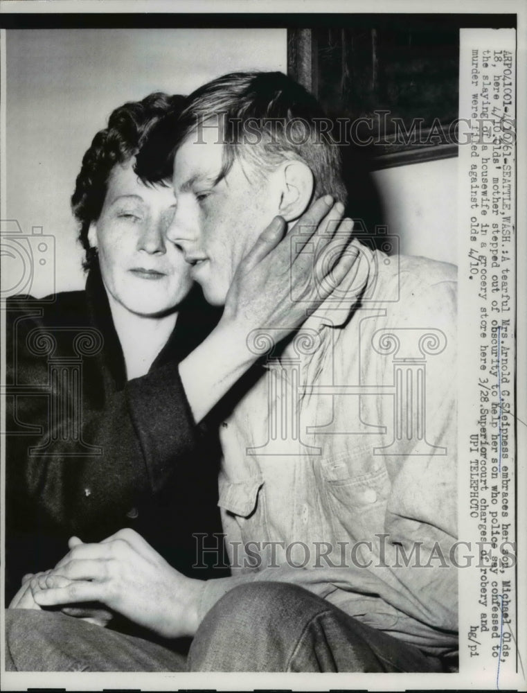 1961 Press Photo Mrs. Arnold G. Sleipness embracing son Michael Olds - Historic Images