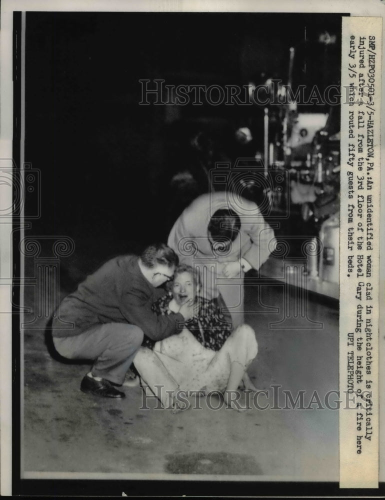 1959 Press Photo An identified woman clad in nightclothes is critically injured - Historic Images