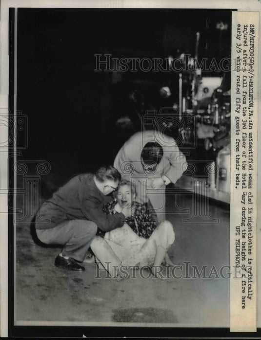 1959 Press Photo An identified woman clad in nightclothes is critically injured - Historic Images
