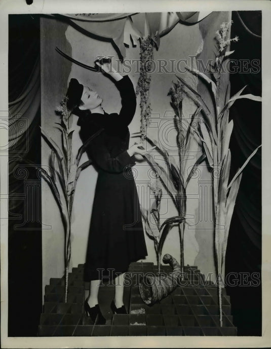 1939 Press Photo The pencil slim fall coat of artichoke green wool ensemble - Historic Images