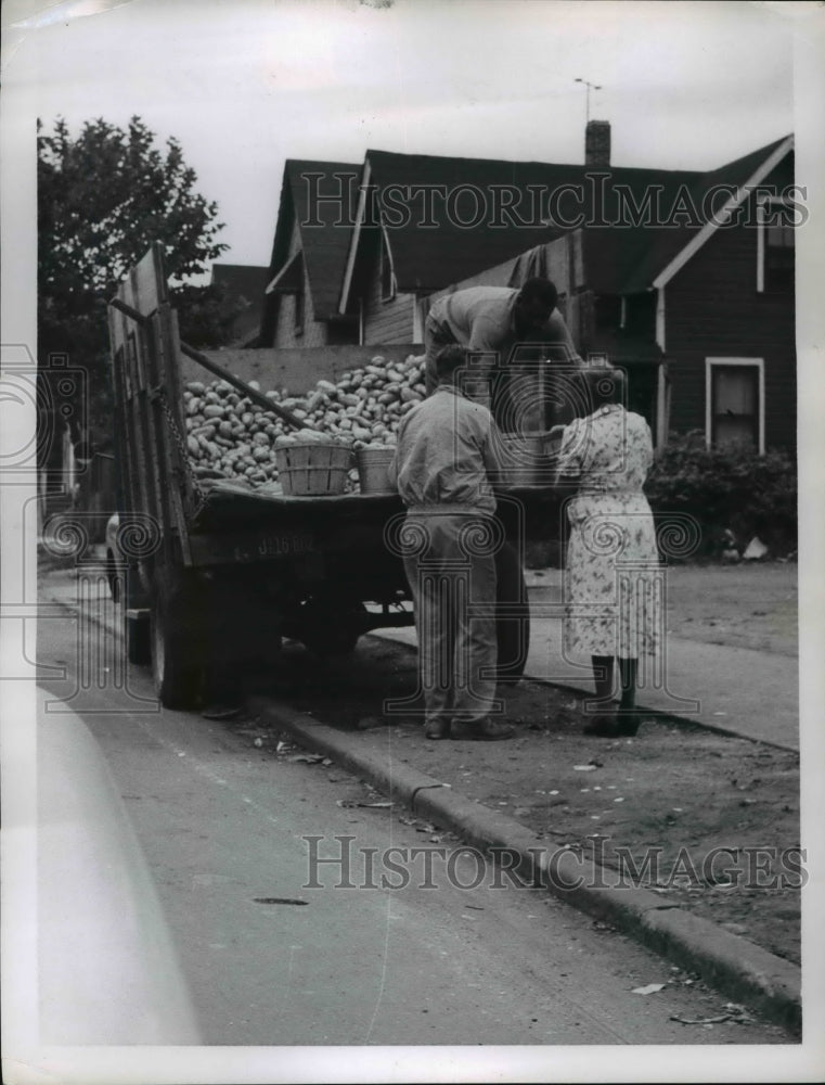 1958 Press Photo The sidewalk vendor uses the back of his truck for business - Historic Images