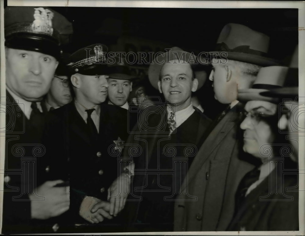 1940 Press Photo Charles Mulrain threw apple that hit Wendell Wllkie is arrested - Historic Images