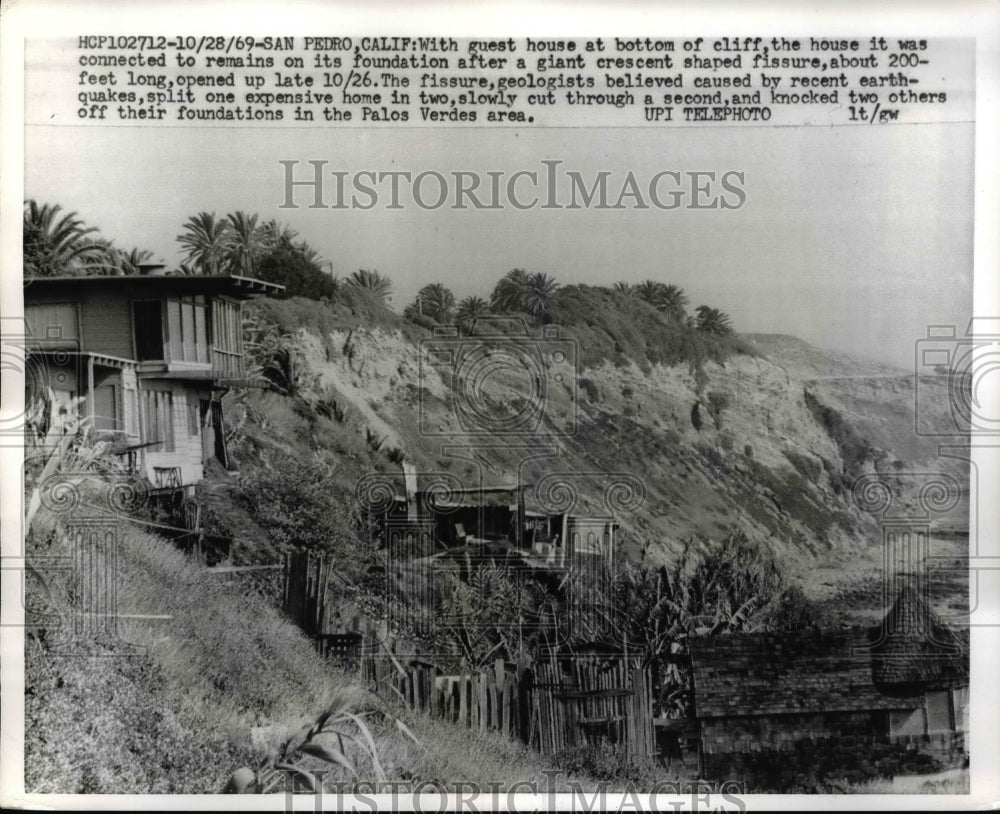 1969 Press Photo Guest house at the bottom of the cliff after a fissure opened - Historic Images