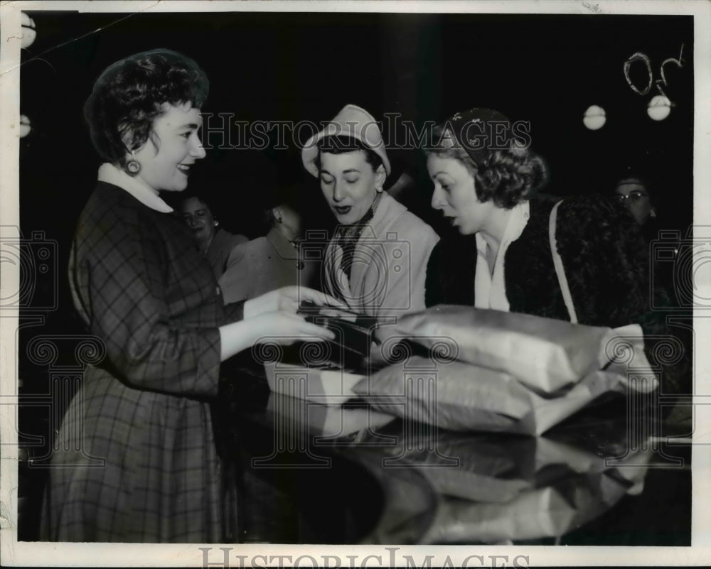 1954 Press Photo Lilli Lillifelber, Marjorie Carroll, and Mrs. Walter Beier - Historic Images