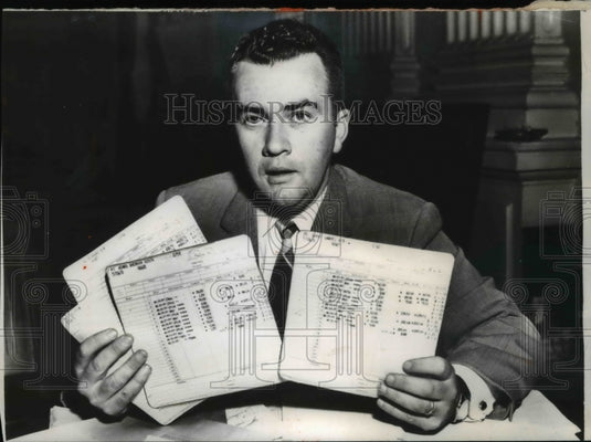 1958 Press Photo Investigator Francis McLauglin with Sherman Adams hotel bills - Historic Images