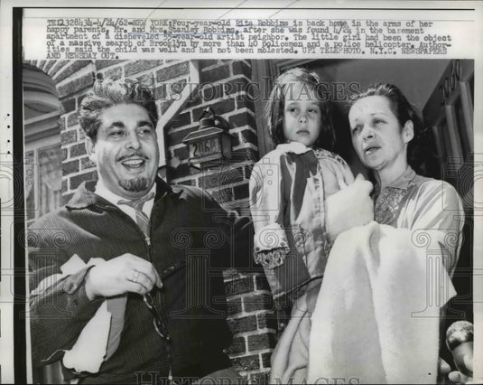 1962 Press Photo Rita Robbins with Mr & Mrs Stanley Robbins again - Historic Images