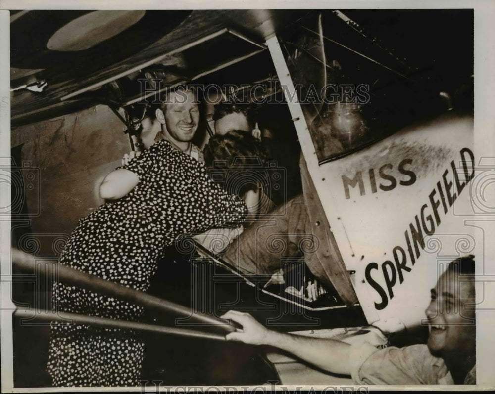 1939 Press Photo Pilot Hunter Moody Kiss by Wife Before Endurance Record Flight - Historic Images