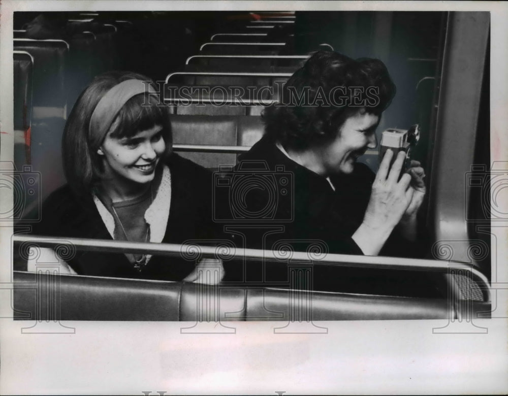 1968 Press Photo Mrs. Joseph Pippin, Daughter Carol Taking Photographs on Train - Historic Images