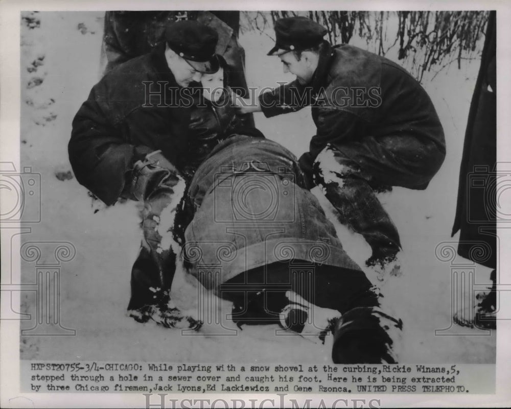 1954 Press Photo 5-Year-Old Rickie Winans Stuck in Sewer Opening, Chicago - Historic Images