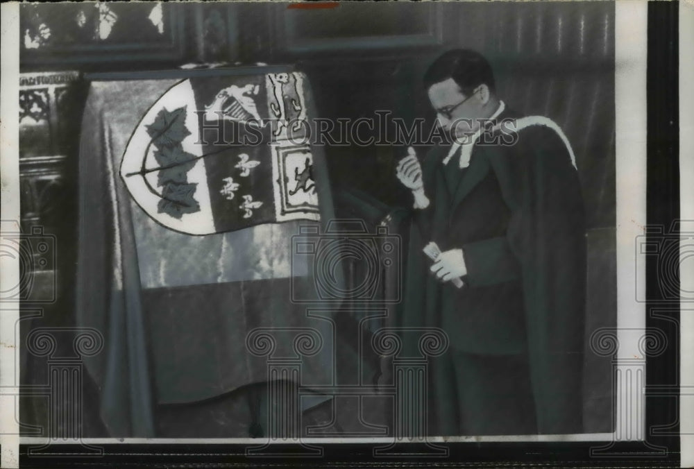 1957 Press Photo Rev. Stewart Reads Prayer From The Bible For Memorial 