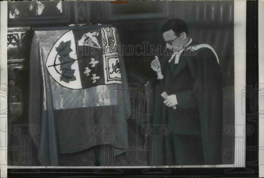 1957 Press Photo Rev. Stewart reads prayer from the bible for memorial service - Historic Images