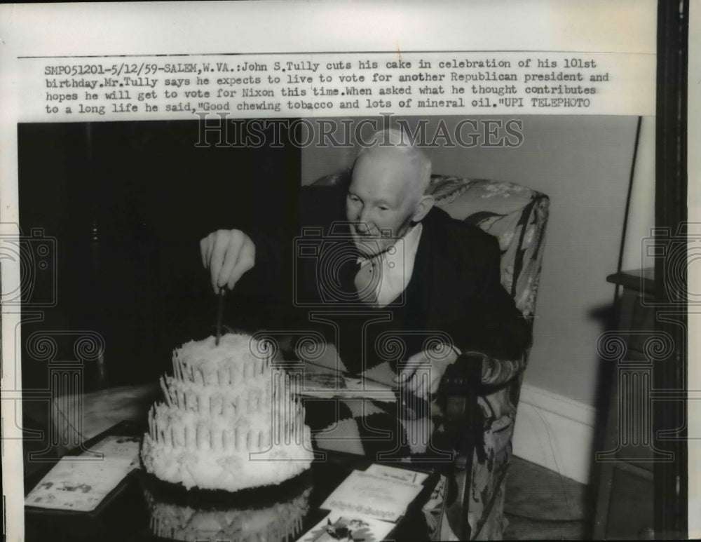 1959 Press Photo John S.Tully,cuts his cake in celebration of his 101st birthday - Historic Images