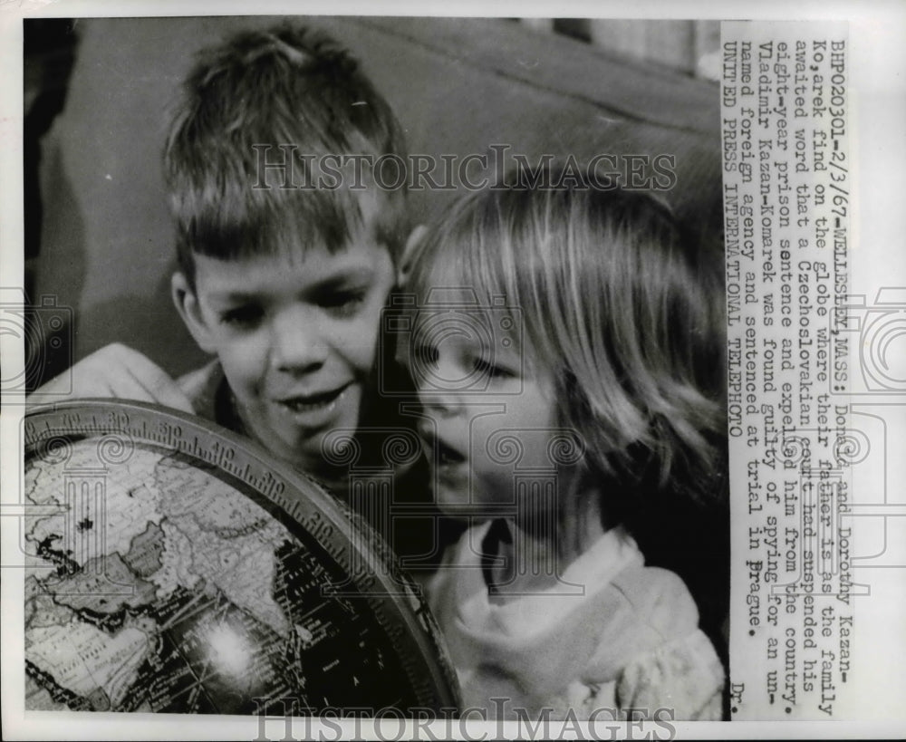 1967 Press Photo Children Donald, Dorothy Kazan-Komarek Find Czech on Globe - Historic Images