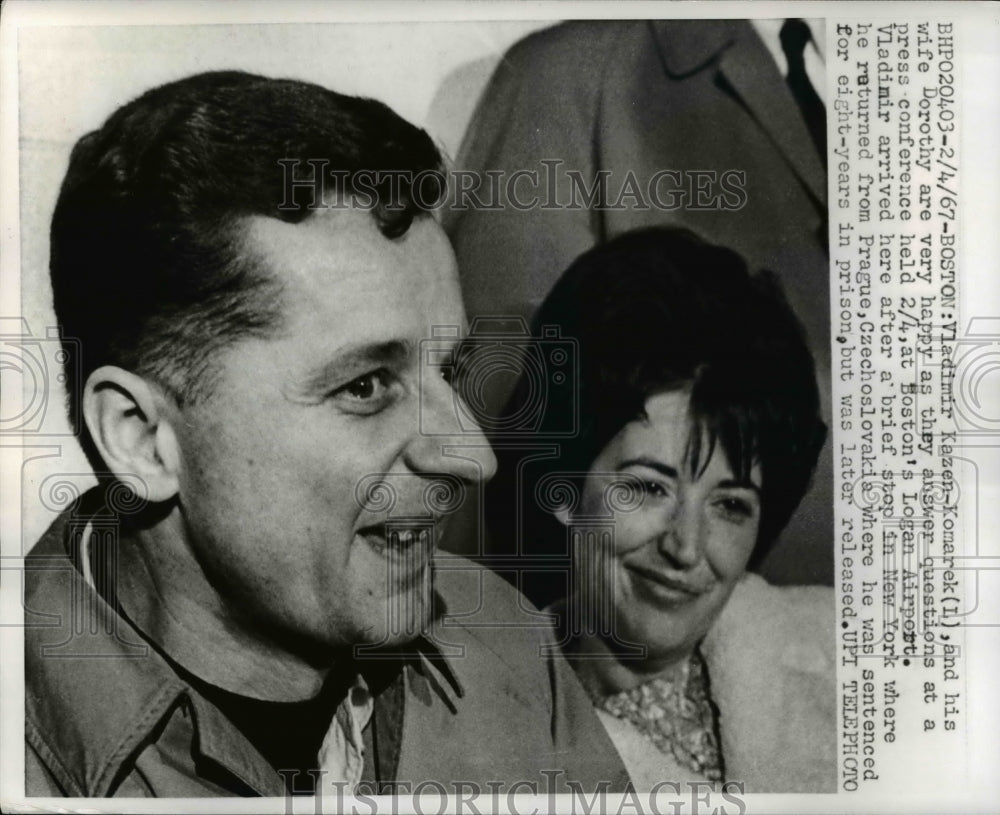 1967 Press Photo Vladimir Kazen-Komarek, and his wife Dorothy are very happy as - Historic Images