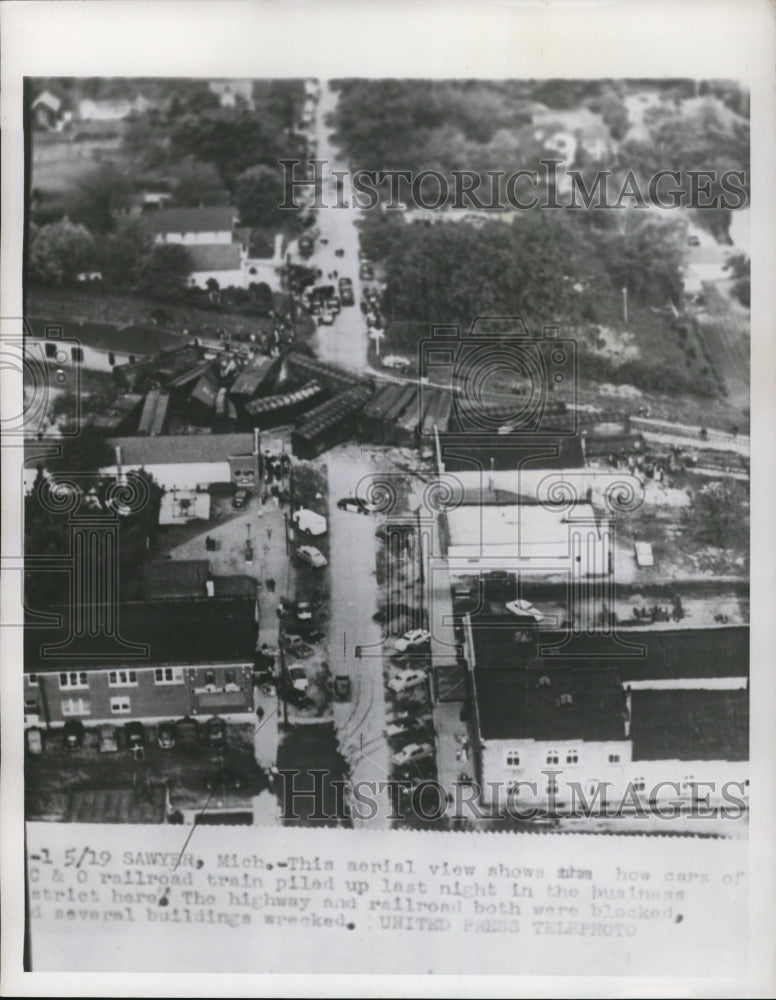 1952 Press Photo Aerial view of cars of C &amp; O railroad train piled up - Historic Images