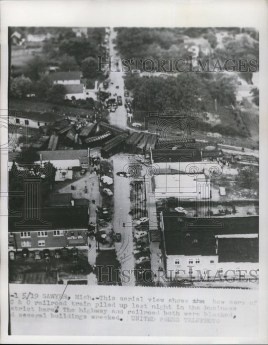 1952 Press Photo Aerial view of cars of C & O railroad train piled up - Historic Images