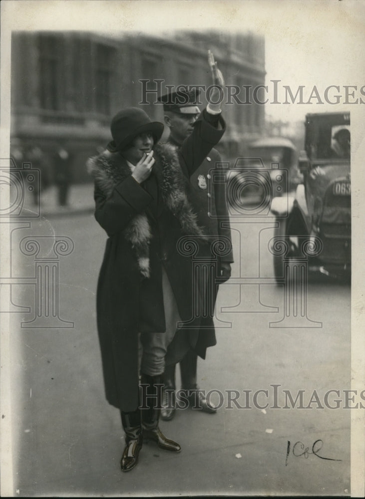 1923 Press Photo Miss Katherine Leslie directing traffic on 5th Avenue - Historic Images