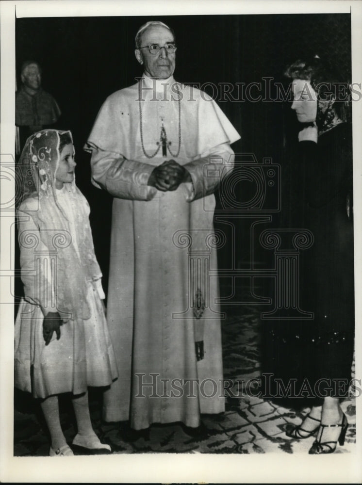 1957 Press Photo French Poetess Minoudrouet, 8, The mother in Vatican City - Historic Images