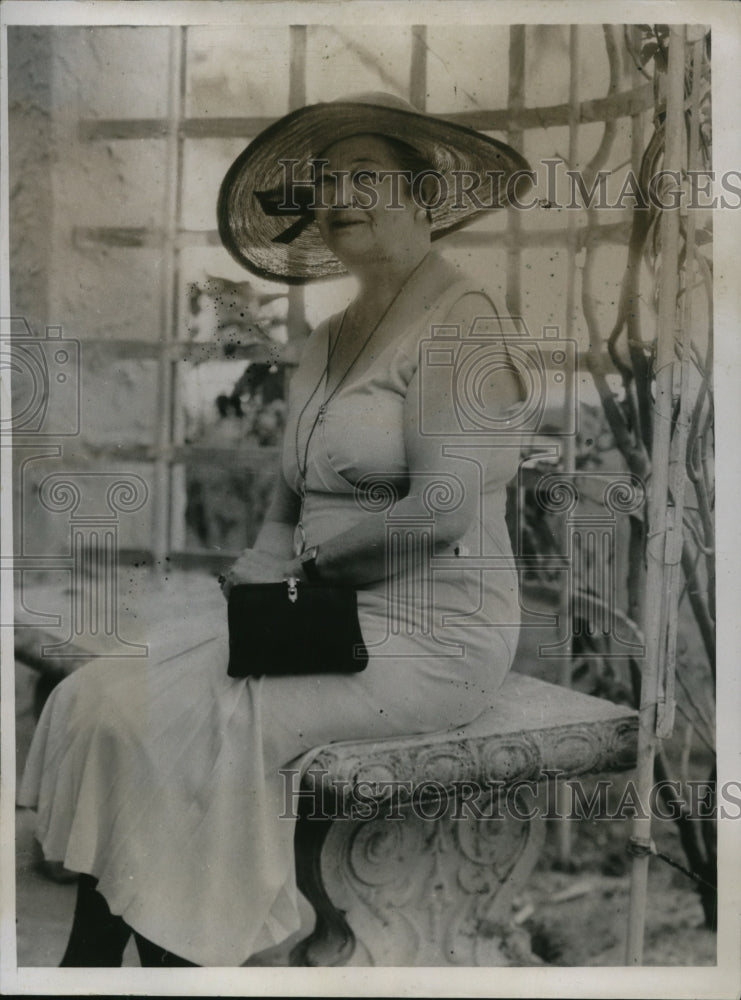 1934 Press Photo Mrs Harry J. McIntyre of Hamilton, Canada, celebrates - Historic Images