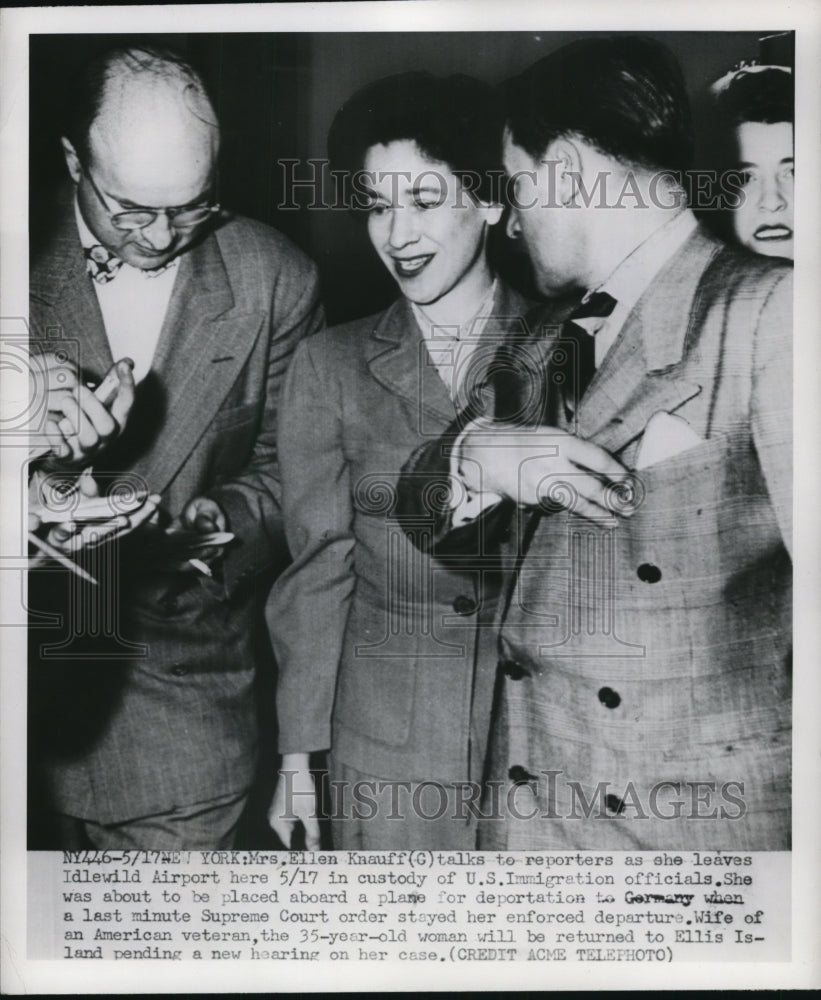 1950 Press Photo Ellen Knauff &amp; Reporters Before Deportation to Gemany, New York - Historic Images