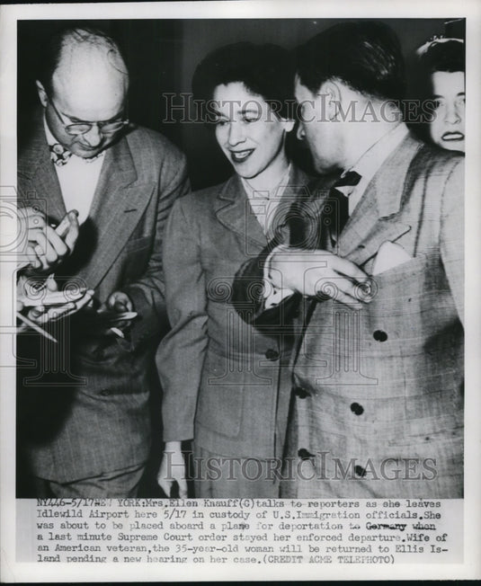 1950 Press Photo Ellen Knauff & Reporters Before Deportation to Gemany, New York - Historic Images