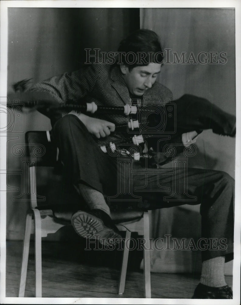 1970 Press Photo Prince Charles rehearsing with Bagpipes - Historic Images