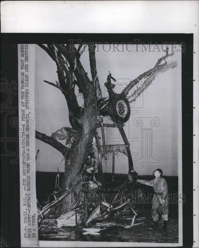 1955 Press Photo A freak of the Tornado that razed this South-Central Kansas - Historic Images