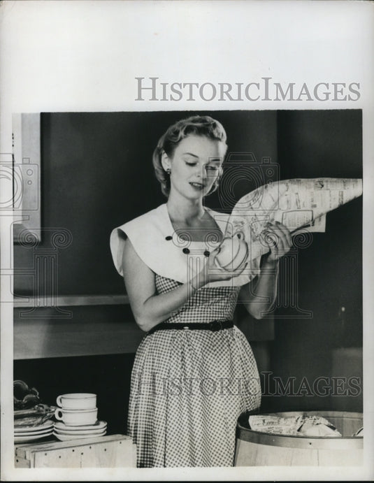 1950 Press Photo Packing dishes for moving - Historic Images
