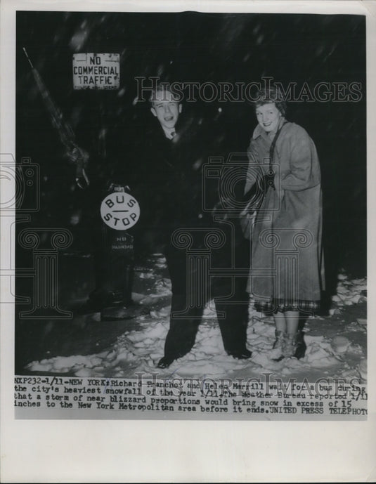 1954 Press Photo Richard Franchot and Helen Merrill wait for a bus during - Historic Images