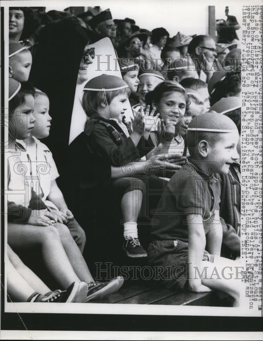 1962 Press Photo Kathy Carbo, with the Children in zoo. - Historic Images