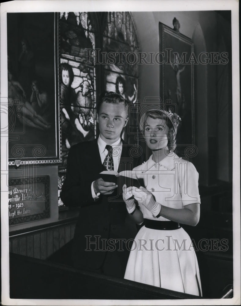 1951 Press Photo A young couple uttering their p[prayers inside the church - Historic Images