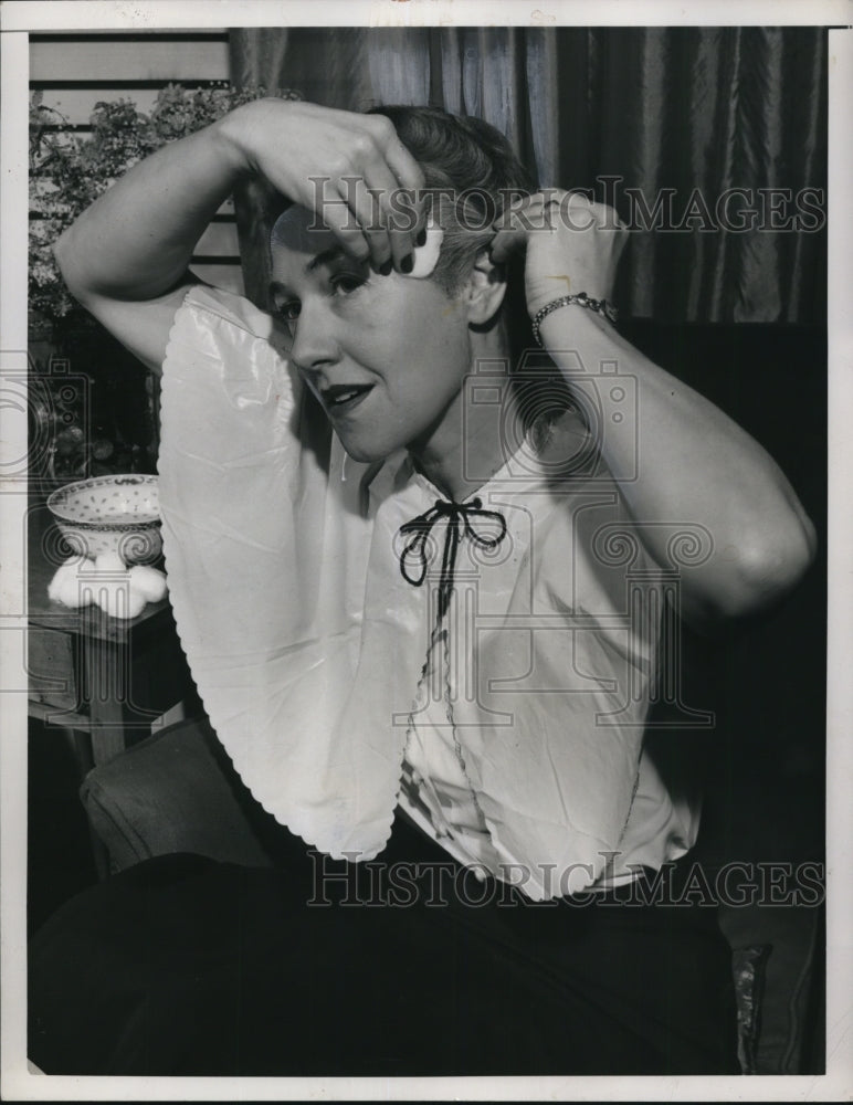 1951 Press Photo The new style in hair, the combat hair with oil - Historic Images