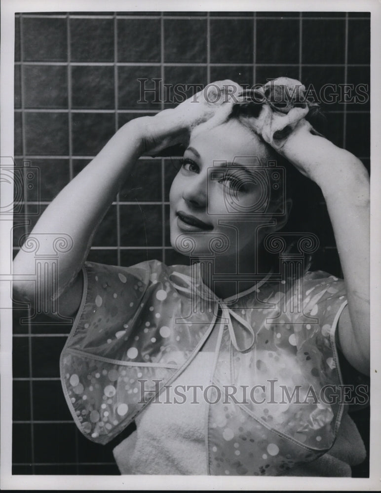 1958 The steps in washing and shampooing your hair-Historic Images