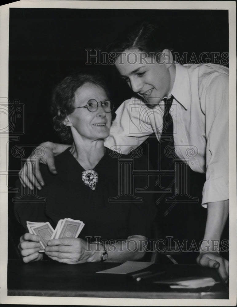 1939 Press Photo Stanley Hatgas, Mayor of Boystown coaches his mother - Historic Images