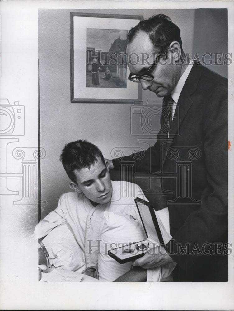 1969 Press Photo Wayne Heiderson, 21, Dr. Samuel L. Aspio cited for wound. - Historic Images