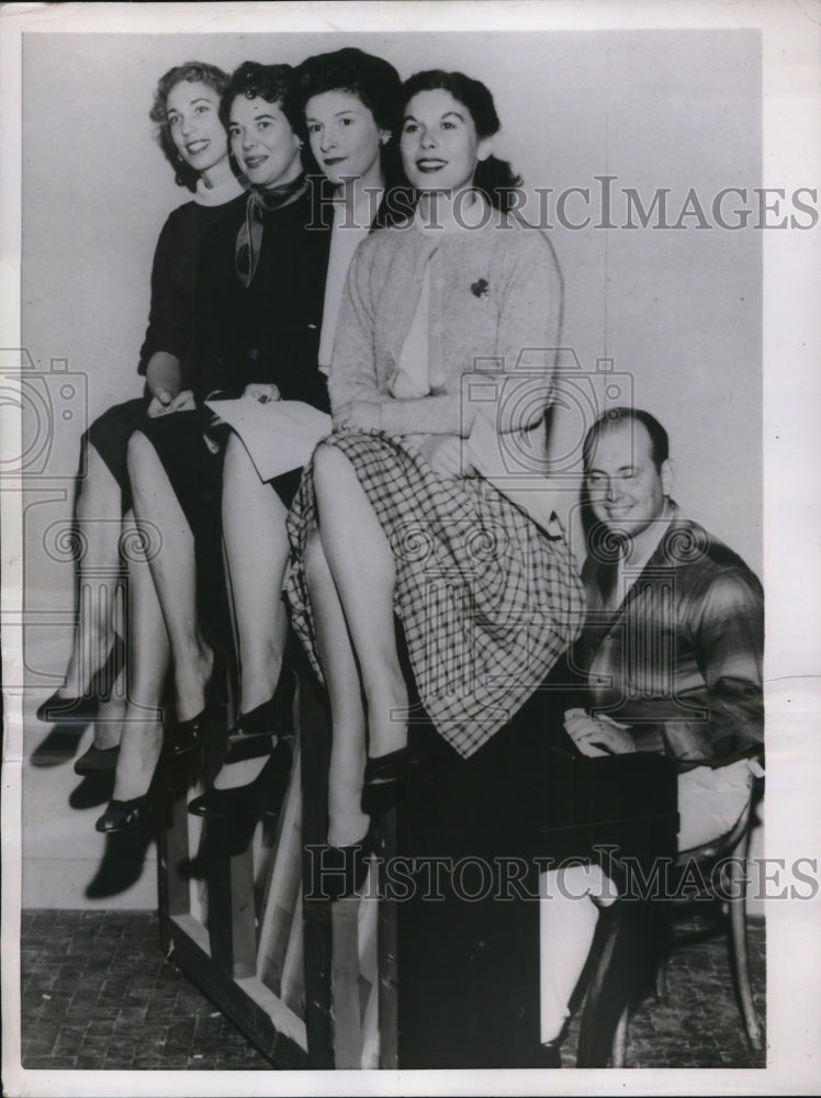 1955 Press Photo Cecil Reddick with the Bras Bound Beauties - Historic Images