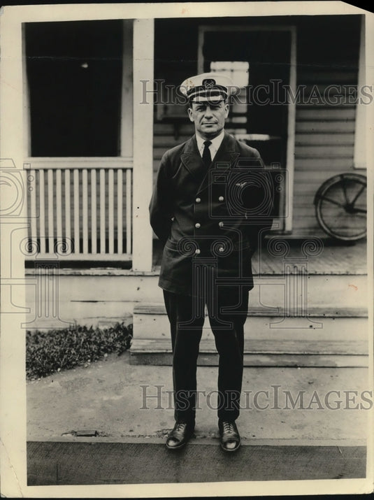 1923 Press Photo Bosn. E. E. Reber, U.S.N., Merchant Exchange - Historic Images