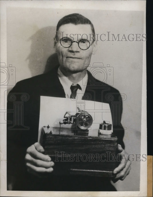 1932 Press Photo John Benson and his Tiny Engine - Historic Images