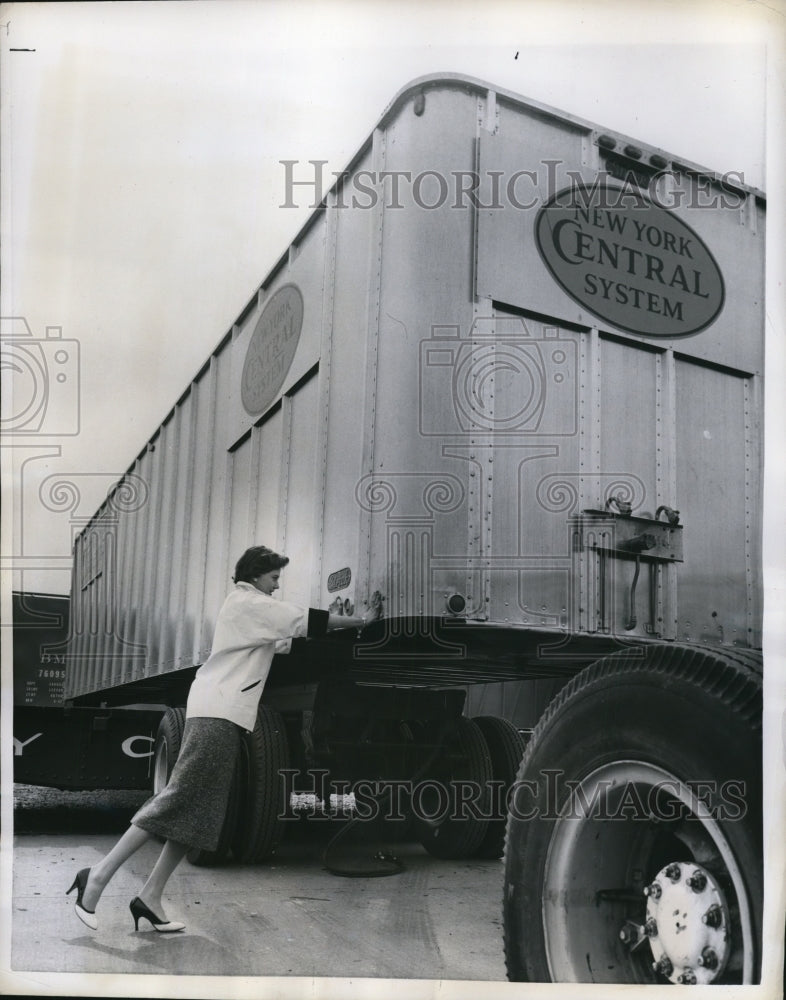 1957 Press Photo New York Central employee, Diane Black turns a van by herself - Historic Images