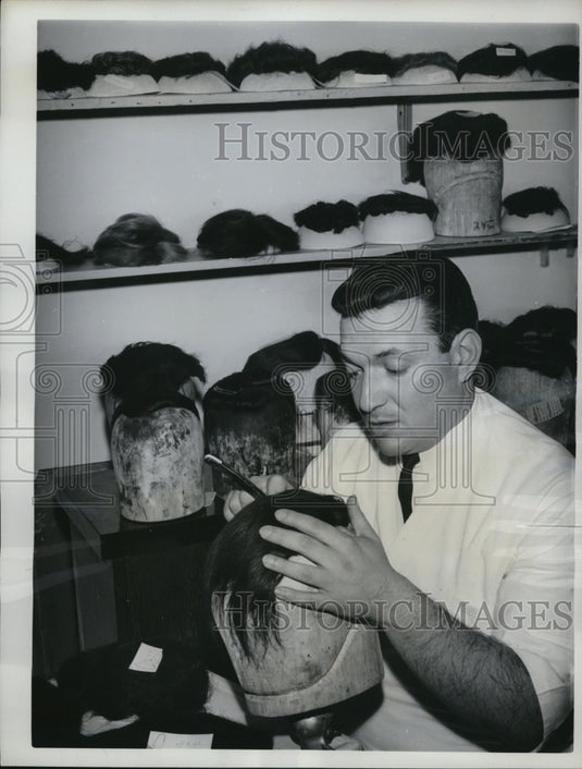 1962 Press Photo Irvin Kipnis busy shaping a head piece in his shop - Historic Images