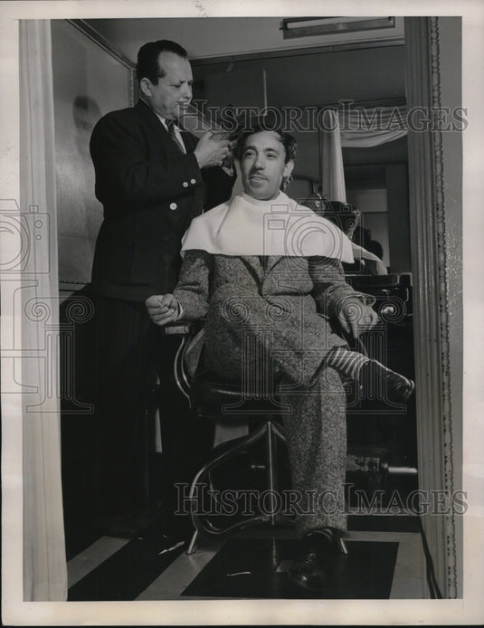 1940 Press Photo Robert making his finishing cuts to B.H.'s toupee - Historic Images