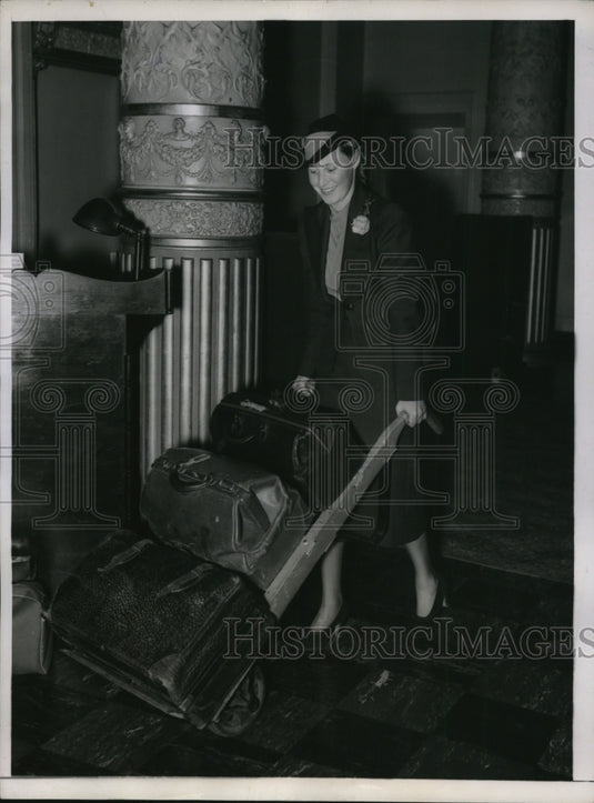 1937 Press Photo Catherine Fisher, Ignoring SF Hotel Strike - Historic Images