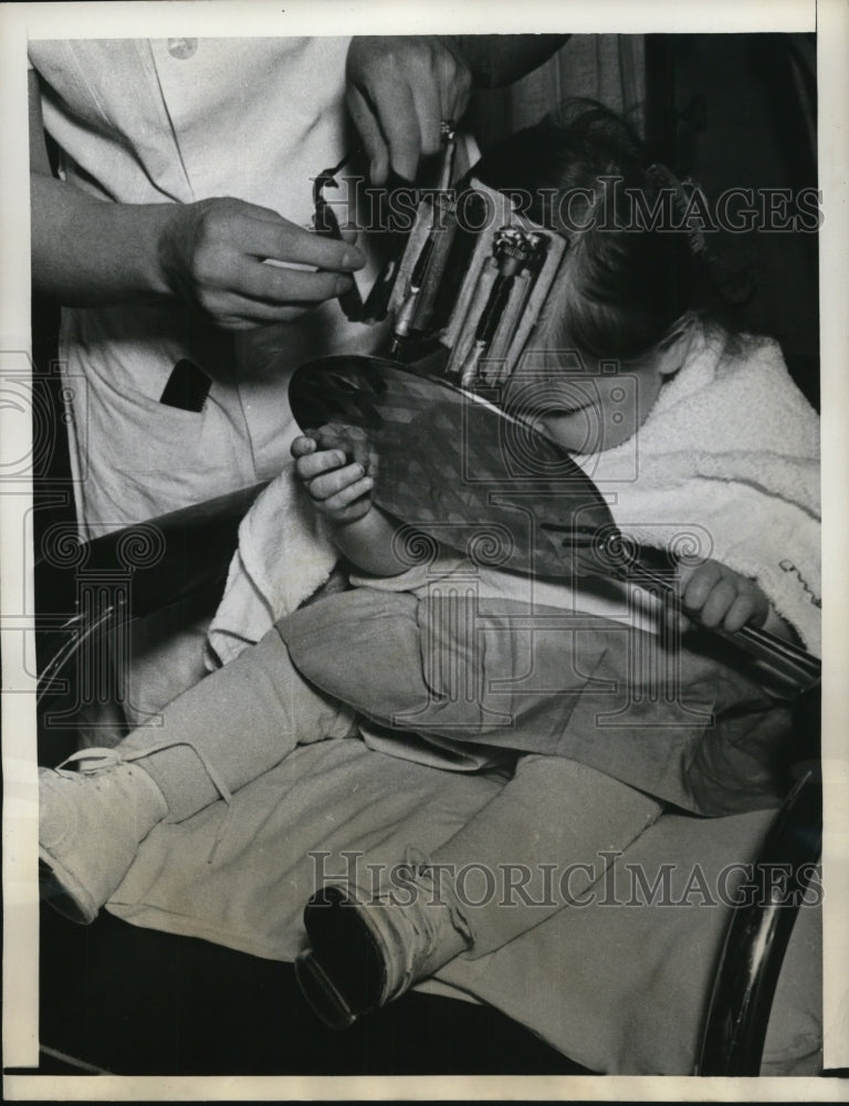 1938 Press Photo Baby Patricia Ann  enjoys her perming treatment of her hair - Historic Images