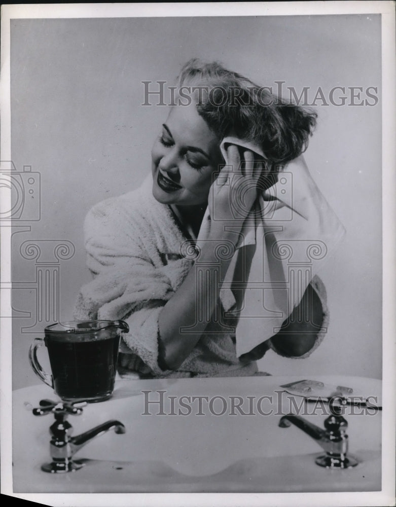 1952 Press Photo Capsule rinse for Gray Hair - Historic Images