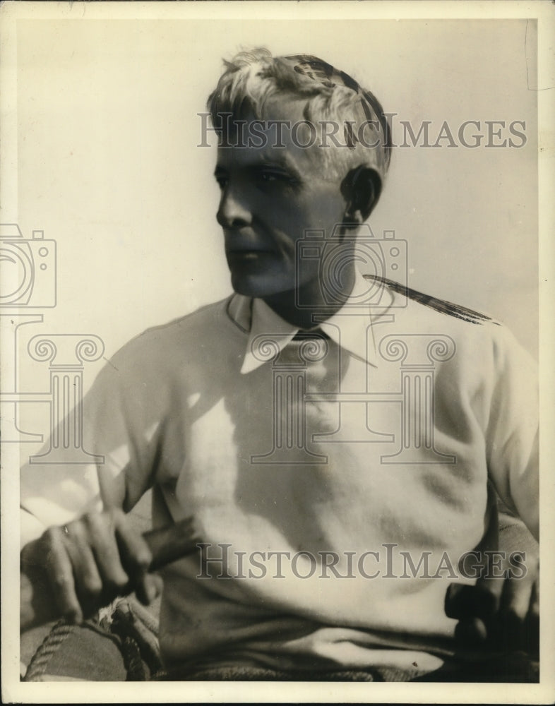 1934 Press Photo Duncan McKenzie Stewart rowing a boat - Historic Images