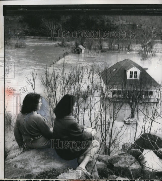 1953 Press Photo Judy Carol Cook and her mom look at their flooded home - Historic Images