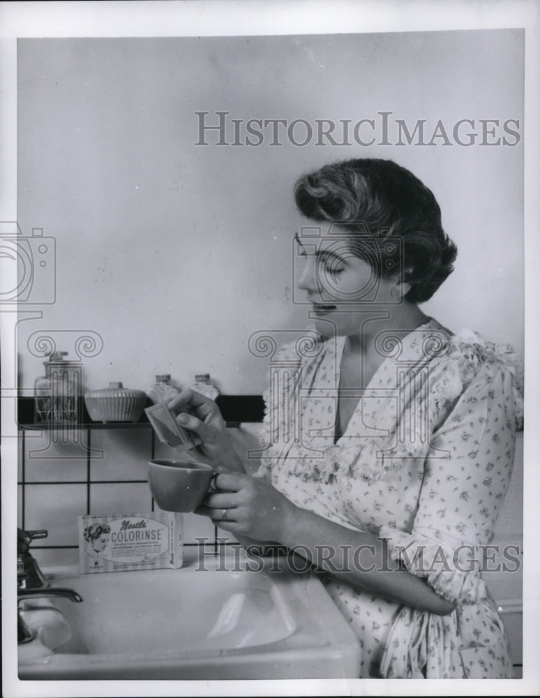 1954 Press Photo Woman using a rinse after her regular shampoo for extra sparkle - Historic Images